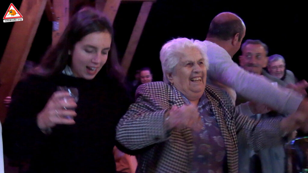 jeune femme et personne âgée dansent et rient