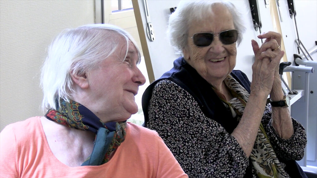 deux personnes âgées rient ensemble