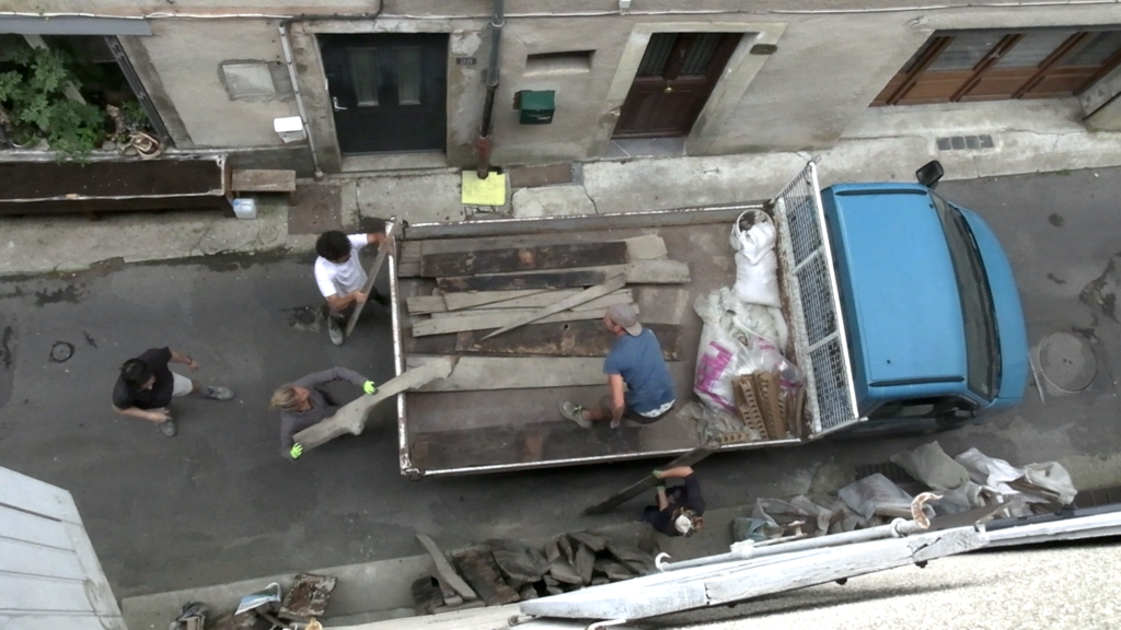 les membres du collectif vident la maison et chargent un camion de bois et de gravats